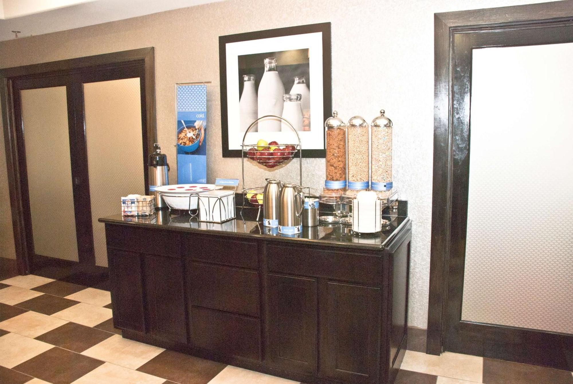 Hampton Inn Maumelle Restoran gambar