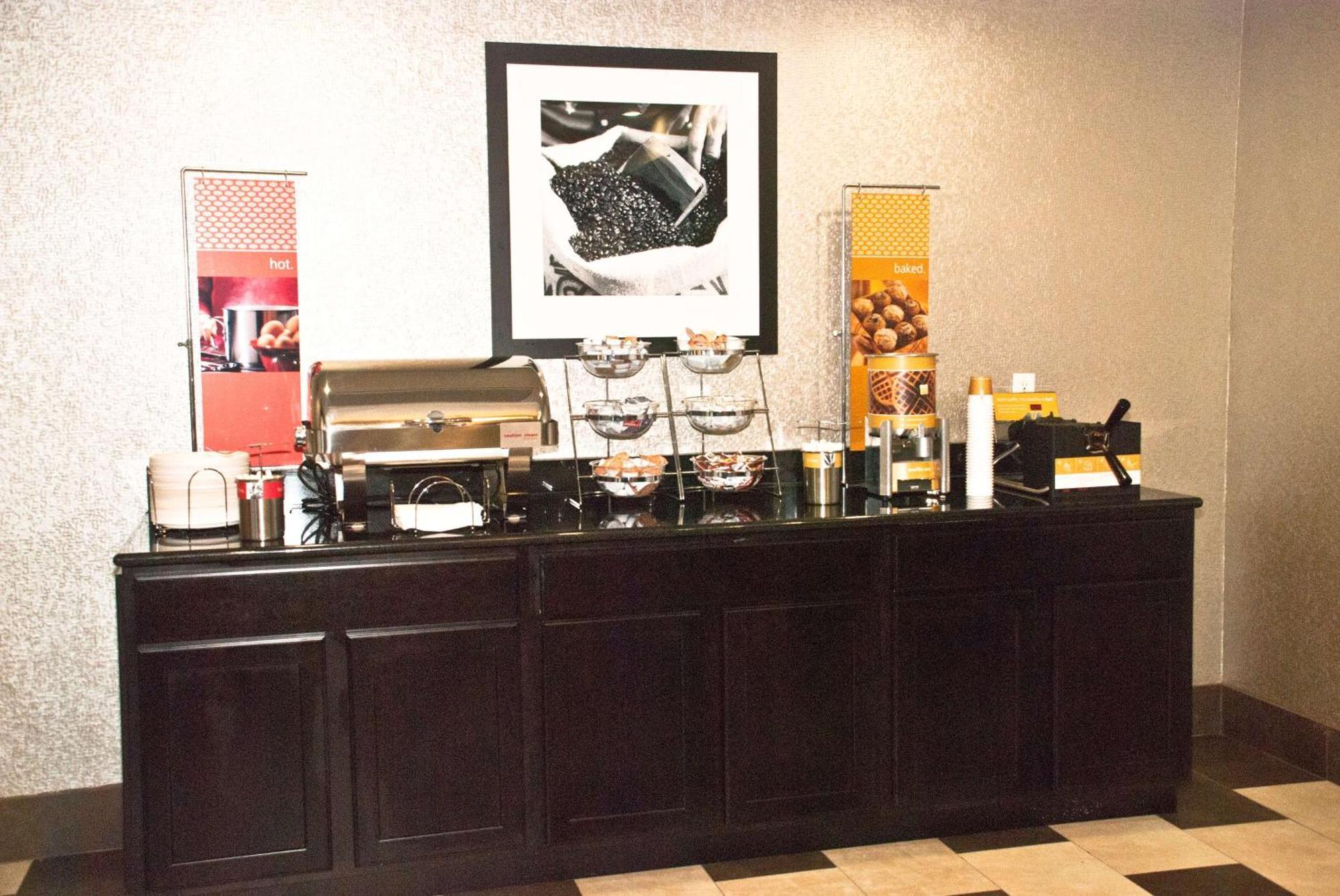 Hampton Inn Maumelle Restoran gambar